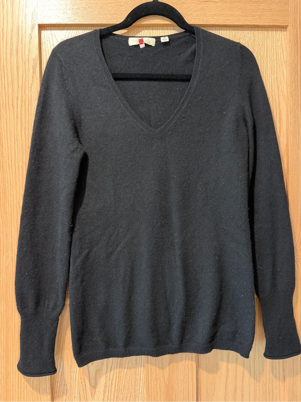 Uniqlo Black V-Neck Women's Cashmere Sweater
